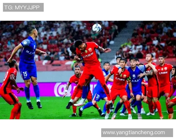 聚力恒大与申花激战正酣谁能在这场对决中笑到最后